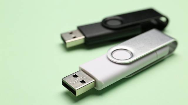 Swivel flash drive for students